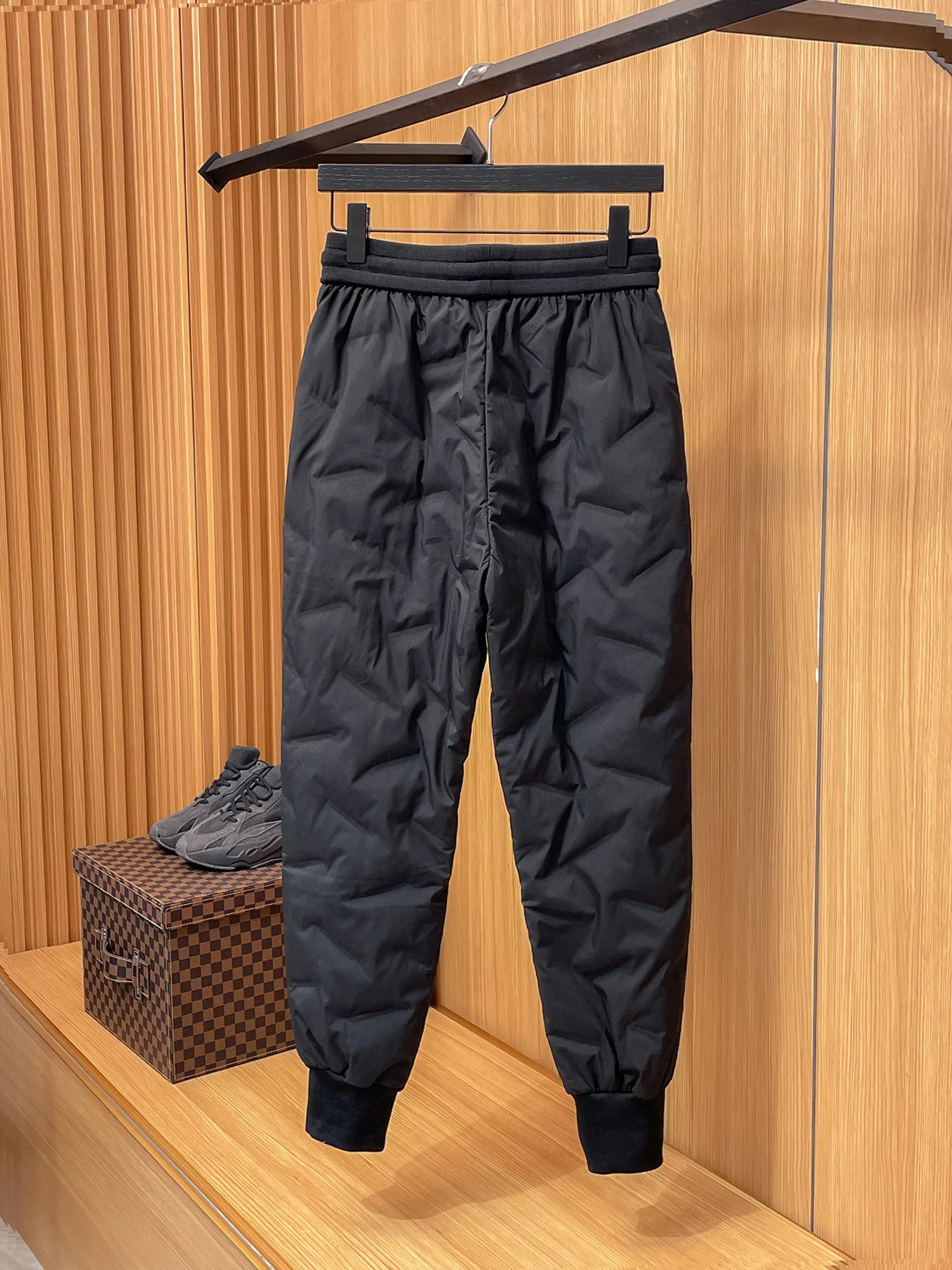 P490 Canada Goose 25 new autumn and winter products🆕Thickened warm down pants are here🌹Winter essential outdoor windproof, lockable and warm. Made of professional-grade outdoor windproof, waterproof and breathable fabric. Lining is filled with 90% white duck down. Lightweight design, lightweight and warm. Seamless gluing process on the inside. Made of light and gall-free velvet fabric to effectively prevent velvet running. Original hardware accessories. Classic logo matching. Simple and versatile. The upper body is stylish and not bulky. The style is the same for men and women! Size: M-3XL.